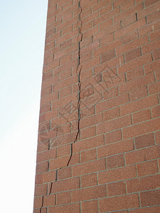 墙壁裂砖因地基不好或负担过重地震造成度沉积的砖墙裂缝图片