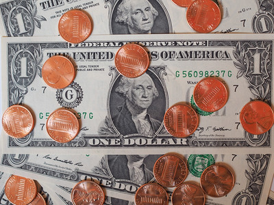 美元硬币和纸美国一分硬和美元现钞货币作为背景有用图片