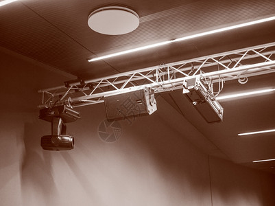在礼堂的现场演唱会中使用的静观舞台灯和扩音器图片