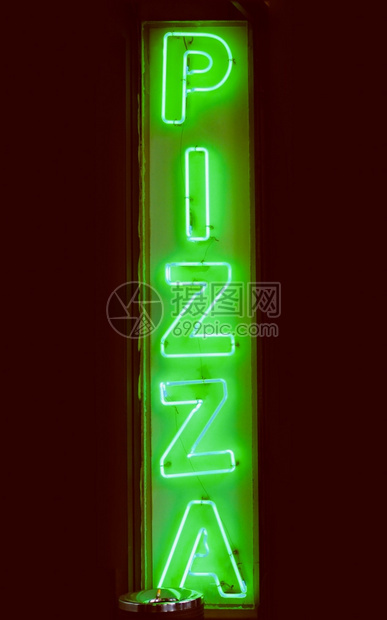 古老的绿色尼龙轻薄披萨标志着一家披萨餐厅图片