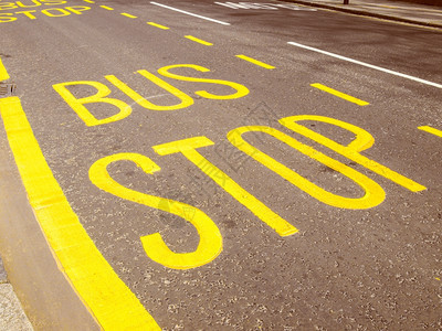 RetrolookBus街道黄色油漆的公交车站牌背景图片