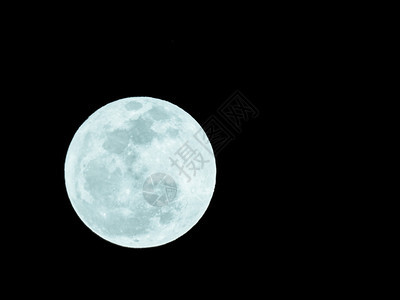 满月用望远镜从北半球观测到的夜晚黑黑天空上的满月冷色调图片