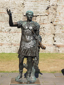 伦敦的特拉詹雕像英国伦敦的特拉扬皇帝古罗马雕像图片