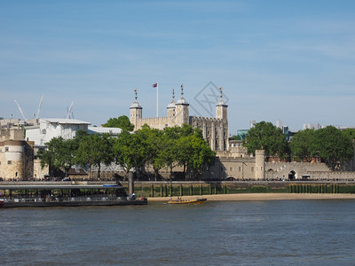 伦敦塔从英国泰晤士河图片