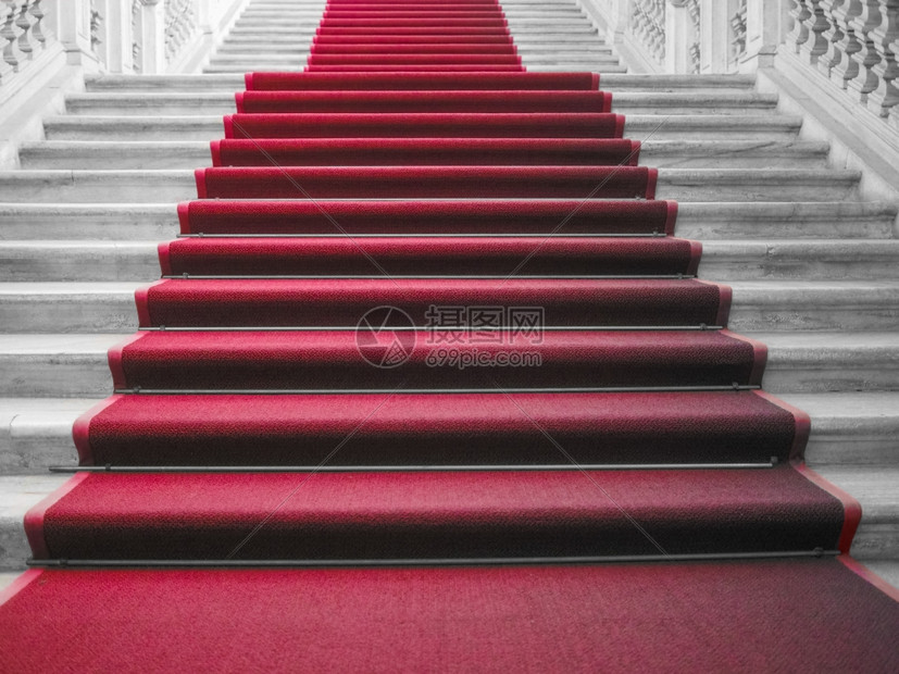 红地毯在楼梯上用来标志元首vip和名人在仪式正场合或活动上走的路线