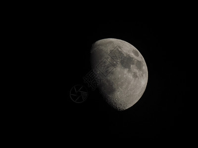 夜里用来自北埃及的望远镜观测到黑暗天空的月亮图片