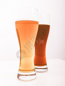 两杯德国啤酒黑白西装啤酒图片