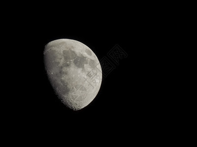 夜里用来自北埃及的望远镜观测到黑暗天空的月亮图片