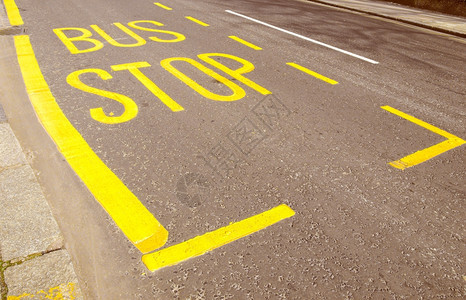 RetrolookBus街道黄色油漆的公交车站牌背景图片