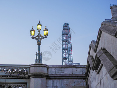 伦敦眼英国2015年6月日伦敦眼在夜间搭乘泰晤士河南岸长途千年轮的子图片