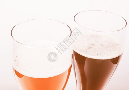 两杯德国啤酒黑白西装啤酒图片