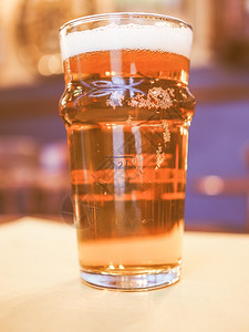 英国啤酒的回顾英国啤酒的回顾英国啤酒在吧喝英国啤的一品脱背景图片