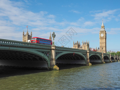 伦敦的威斯敏特桥和议会大厦泰晤士河的威斯敏特桥和议会大厦英国伦敦的BigBen图片