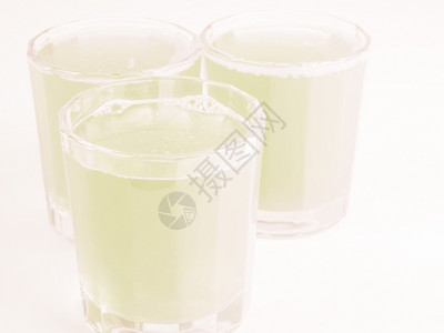 绿色苹果汁古年非洲大陆早餐桌上的绿色苹果汁玻璃杯图片