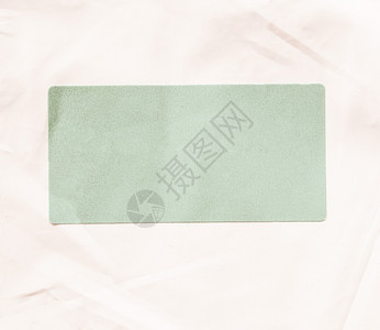标签年绿色纸标签贴在白信封上以复制空间年刊邮寄件图片