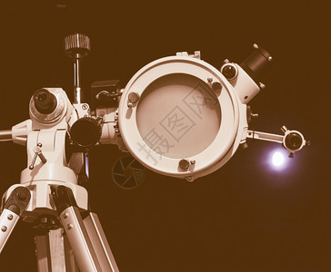 反向天文望远镜光向天文望远镜与月亮相对有选择地聚焦于望远镜上图片