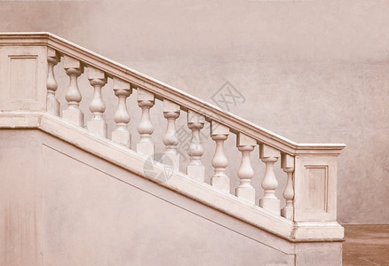 平衡葡萄酒作为楼梯扶手的巴洛克式石制平衡栏杆图片