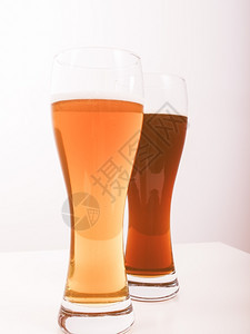 两杯德国啤酒葡萄两杯德国黑白啤酒葡萄图片