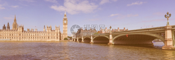 英国伦敦泰晤士河所见国会大本和威斯敏特大桥的全景图片