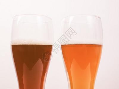 两杯德国啤酒葡萄两杯德国黑白啤酒葡萄图片