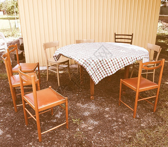 配有椅子和核对桌布的椅背景图片