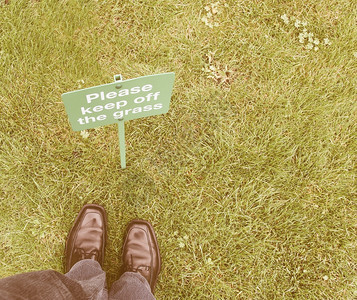 远离草地草地上的请勿践踏草坪标志脚触犯了法律图片