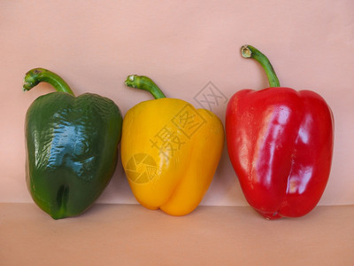 黄绿色和红辣椒蔬菜绿色和黄辣椒Capsicum和黄辣椒Capsicum背景图片