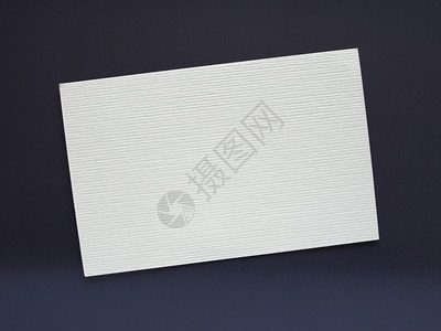 空白纸标签空白纸或贴有复制空间的纸标签平放在黑色桌面背景上背景