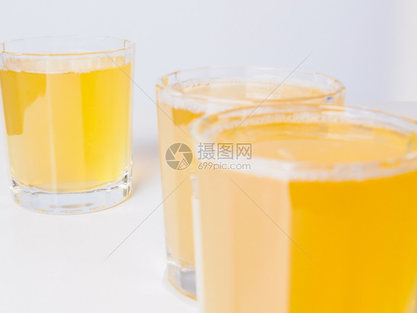 非洲大陆早餐桌上的菠萝汁玻璃杯图片