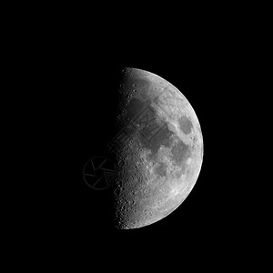 第一季度月亮用天文望远镜观察到的月亮通过我自己的望远镜看到没有使用美国航天局的图像图片