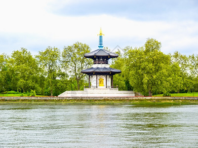 英国伦敦泰晤士河旁巴特海公园的日本佛教和平塔寺庙图片