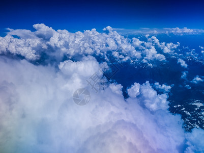 阿尔卑斯山上的云阿尔卑斯山上空云层的高动态范围HDR鸟瞰图图片