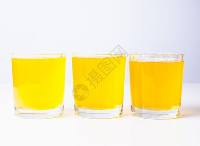 Pineapple果汁非洲大陆早餐桌上的菠萝果汁高动态范围HDR玻璃杯图片