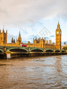 威斯敏斯特大桥HDR高动态范围的HDR威斯敏斯特桥全景与议会大厦和大本钟在英国伦敦图片