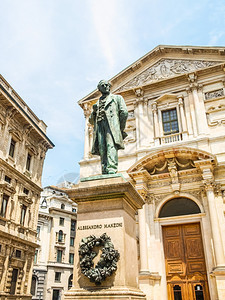 曼佐尼雕像米兰人类发展报告作家AlessandroManzoni在意大利米兰SanFedele教堂前的人类发展报告高动态系列图片