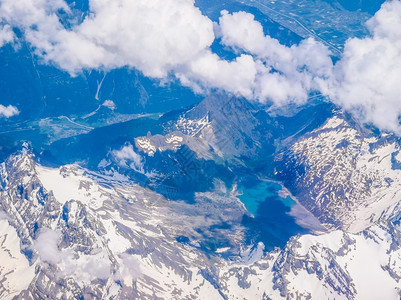人类发展报告对阿尔卑斯山冰川和湖泊的空中观察图片