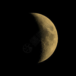 第一季度月亮Sepia第一季度月亮在黑暗的天空上图片