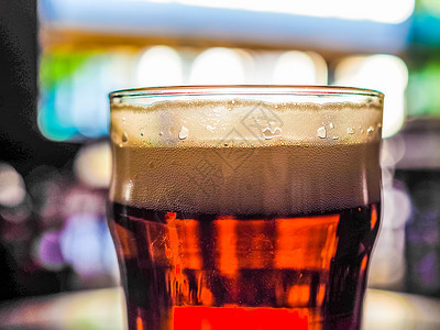 高动态范围HDR酒吧啤一品脱重点是啤酒和模糊的背景bokeh图片