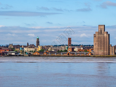 Birkenhead在利物浦人类发展报告中的观点英国利物浦的Mersey河对面Birkenhead天线的高动态范围HDR视图图片