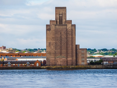 Birkenhead在利物浦人类发展报告中的观点英国利物浦的Mersey河对面Birkenhead天线的高动态范围HDR视图图片