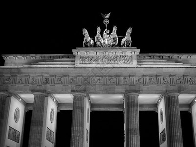 勃兰登堡在柏林的白纸黑字勃兰登堡Tor意为德国柏林的勃兰登堡门夜间黑白相间图片