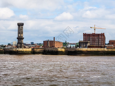 Birkenhead在利物浦人类发展报告中的观点英国利物浦的Mersey河对面Birkenhead天线的高动态范围HDR视图图片