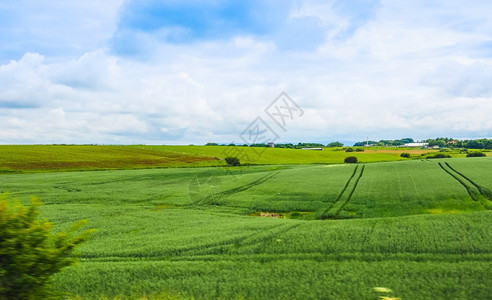 英国乡村景观HDR高动态范围HDR从利物浦附近的火车上看到的英国乡村选择地聚焦在地平线上前景是运动模糊图片