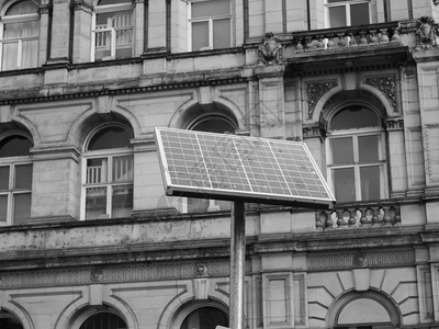 太阳能电池板用于从日光以黑白照生产可再电力的太阳能池板图片
