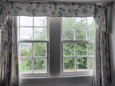 英国传统窗口通过英国传统窗口观看公园图片