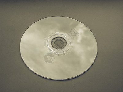 VintagelookingCD或DVD用于音乐数据视频录制以用云来反映蓝色天空图片