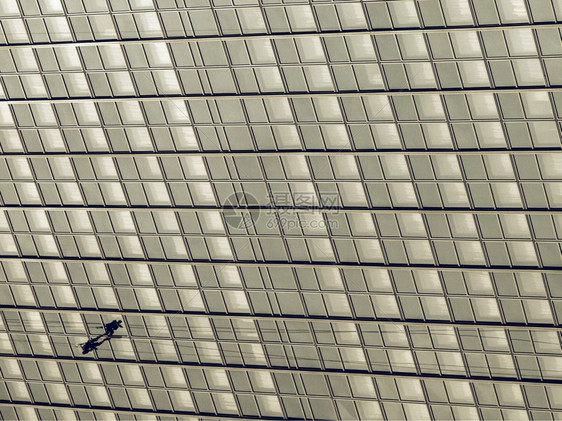 光鲜的窗户清洁工爬上摩天大楼外墙的光鲜窗户清洁工图片