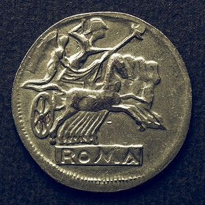 古罗马硬币黑色背景上一堆看起来像古董的古罗马硬币图片