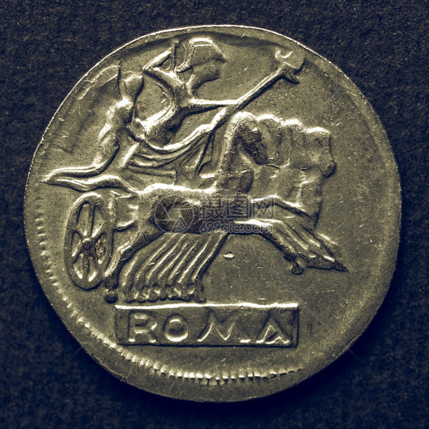 古罗马硬币黑色背景上一堆看起来像古董的古罗马硬币