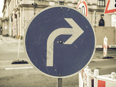老式右转标志古色古香的监管标志右转前方交通标志图片